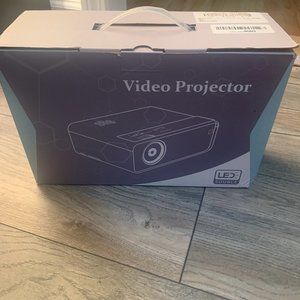 NWT MINI PORTABLE HOME THEATER 1080P VIDEO PROJECTOR- FULL‎ HD 8500 LUMENS